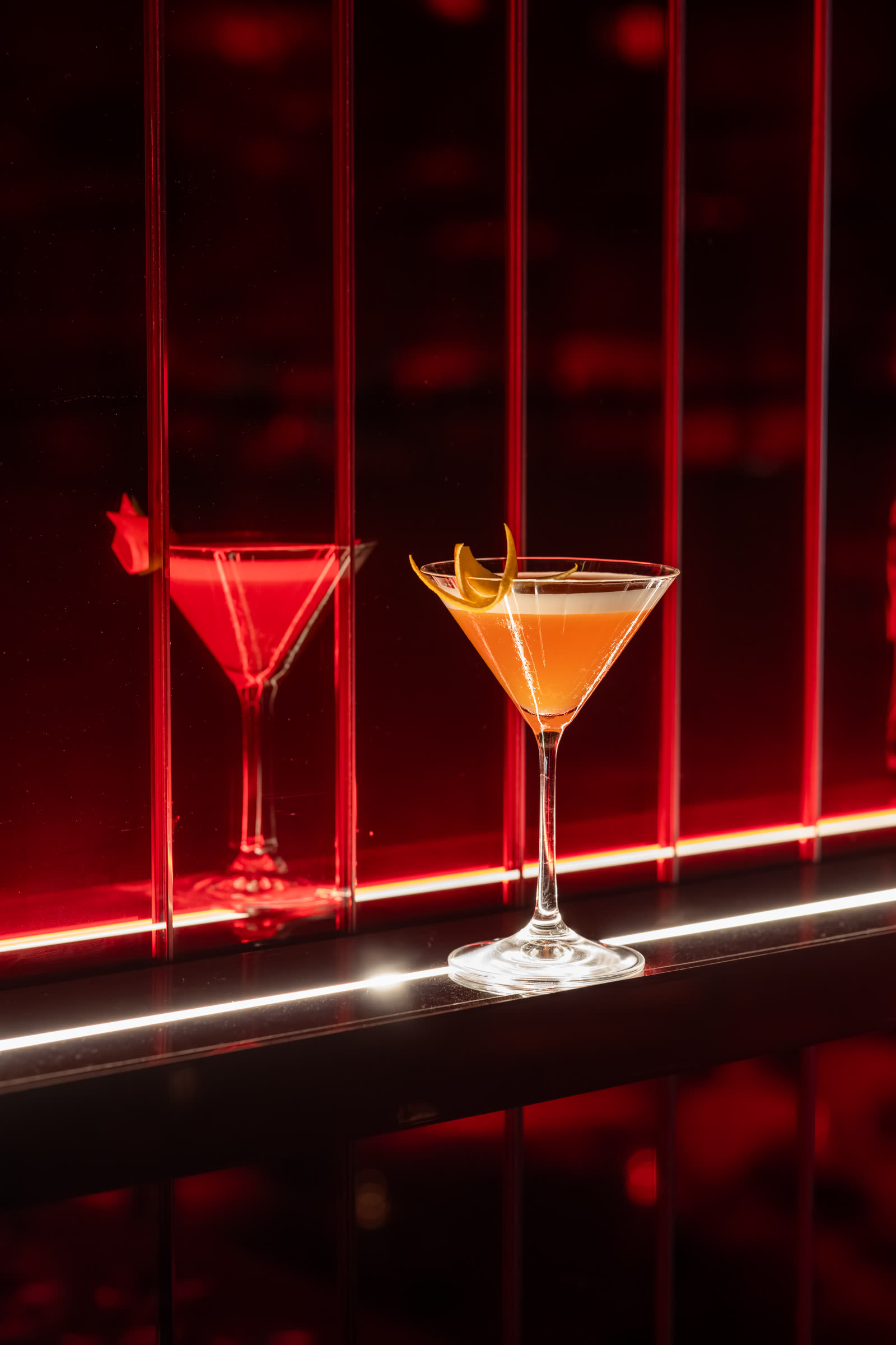 Deux cocktails posés sur une table du club.