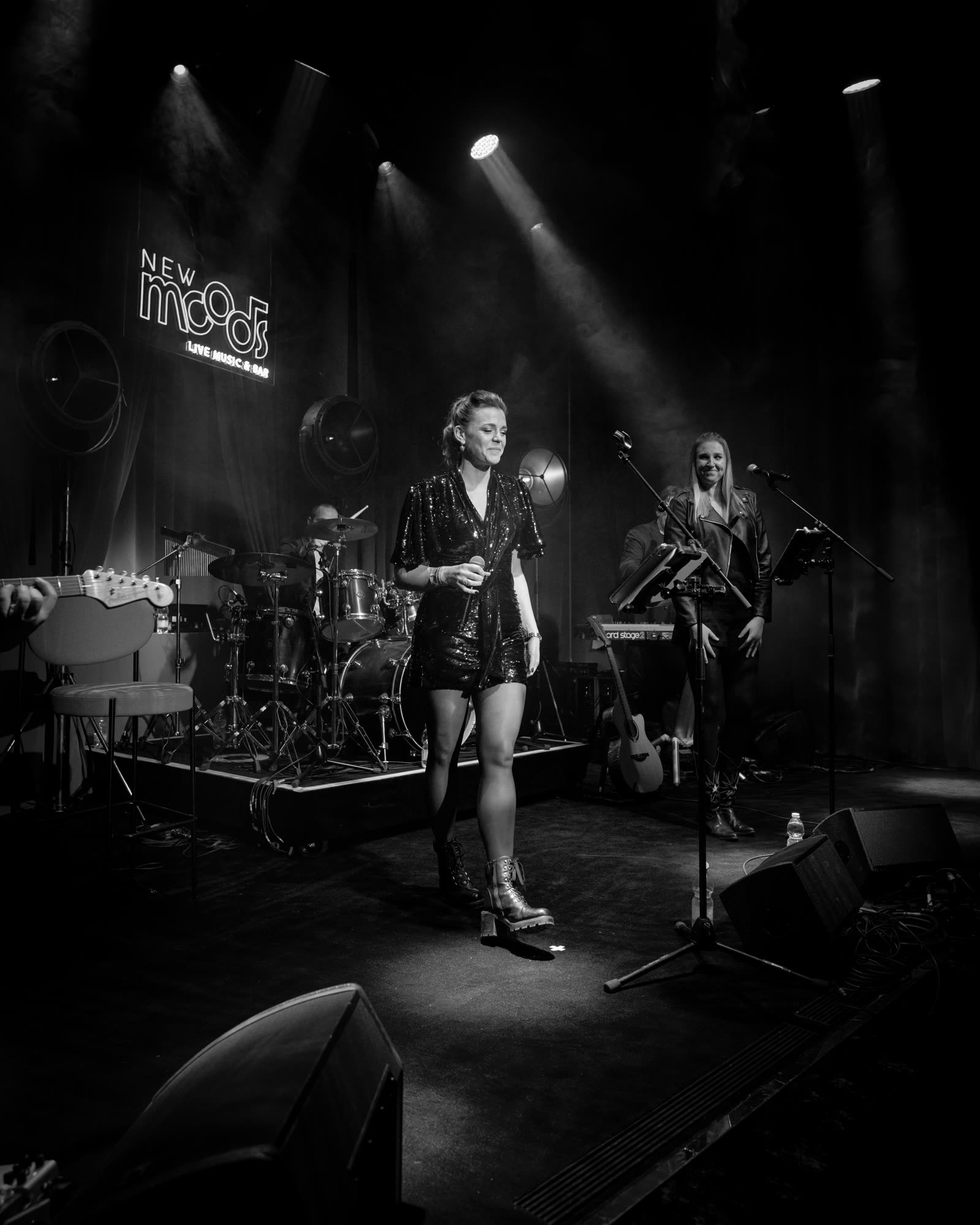 La scène du New Moods en noir et blanc.