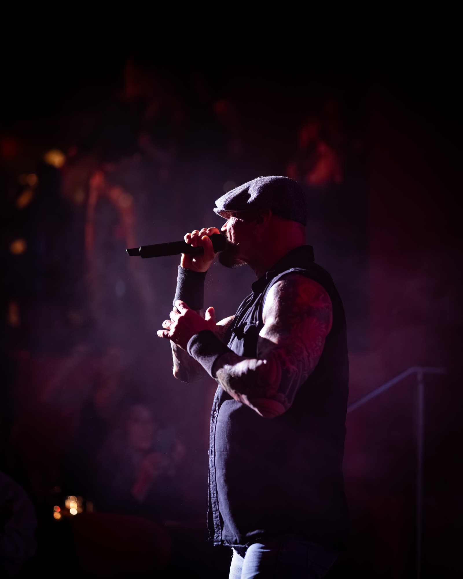 Un chanteur en silhouette devant le micro.